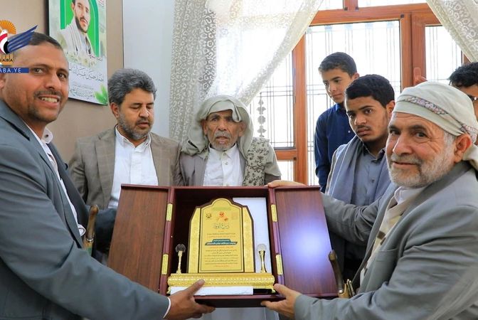 قيادة السلطة المحلية بصعدة تُكرّم أسرة الشهيد اللواء الحمران