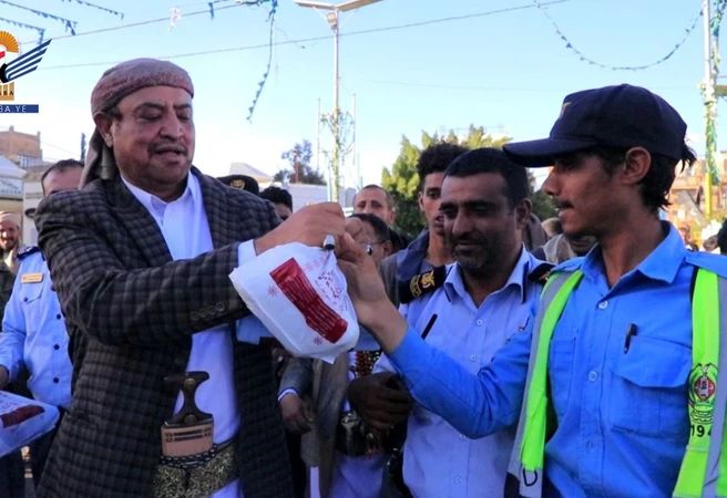 أمين العاصمة يدّشن توزيع وجبات الإفطار الرمضانية لرجال المرور