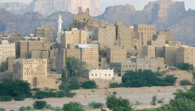 قائد المنطقة العسكرية الثالثة يتفقد وحدات مكلفة بحماية الشركات النفطية في محافظة شبوة