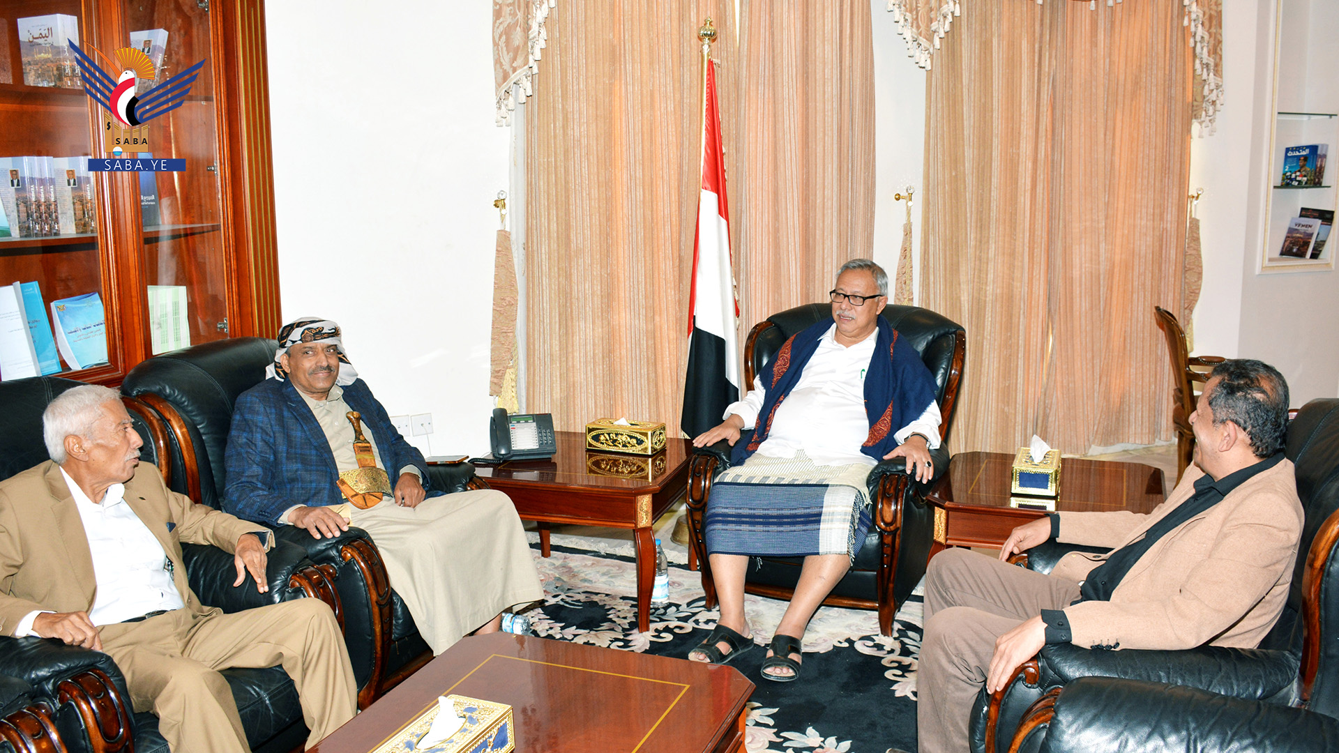 رئيس الوزراء يناقش مع محافظي حضرموت والمهرة أوضاع المحافظتين المحتلتين