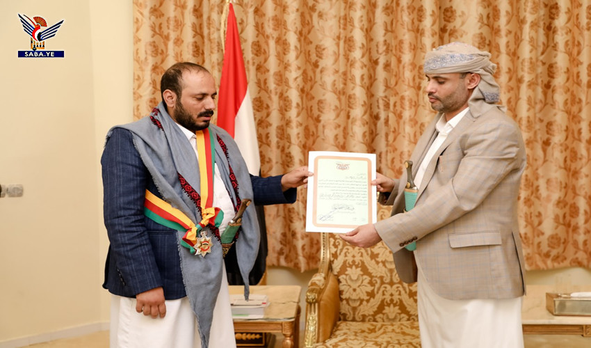 الرئيس المشاط يمنح وسام الشجاعة لأسرة الشهيد الشيخ العميد سلطان عويدين