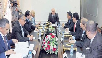 الرئيس يهيب بأبناء الشعب التحلي باليقظة وعدم الانجرار وراء المفسدين والمتربصين بالأمن والاستقرار