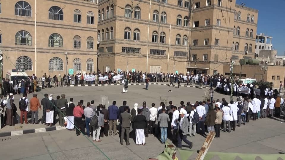 الصحة تنظم وقفة احتجاجية للتنديد باستمرار منع دخول المشتقات النفطية