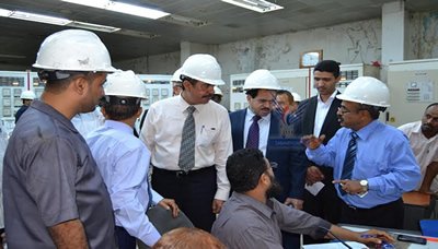 رئيس الوزراء يتفقد سير العمل في عدد من محطات الكهرباء بعدن
