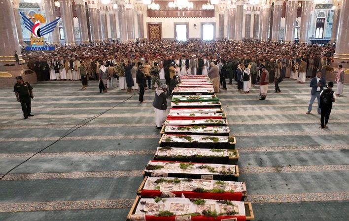 تشييع مهيب لـ 32 صحفيًا استشهدوا في العدوان الصهيوني على صحيفتي 26 سبتمبر واليمن