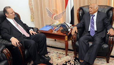 رئيس الوزراء يلتقي مستشار الأمين العام للأمم المتحدة ومبعوثه إلى اليمن