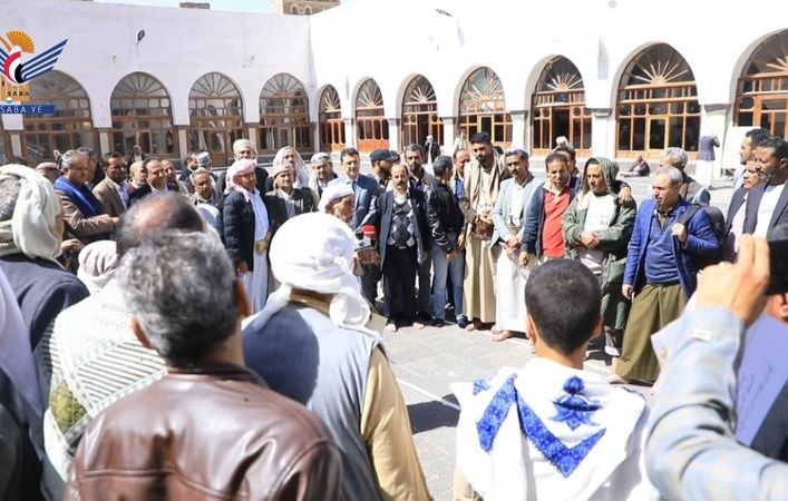 قيادة وكوادر وزارة التربية يحيون جمعة رجب بزيارة الجامع الكبير وسوق الحلقة بصنعاء القديمة