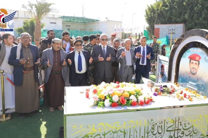 الدكتور بن حبتور يزور أضرحة الشهداء الصماد والرهوي والغماري