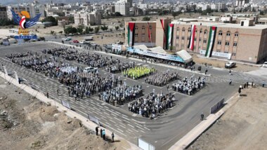 عرض لخريجي الدفعة الأولى من دورات "طوفان الأقصى" للجانب الرسمي بالعاصمة صنعاء