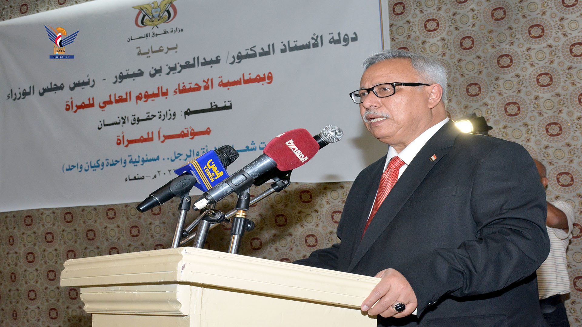 رئيس الوزراء: مشاركة المرأة في مختلف الميادين من عوامل تطور المجتمعات والدول