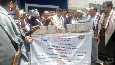الدكتور أبو لحوم يضع حجر الأساس لمشاريع خدمية بحزم العدين في إب