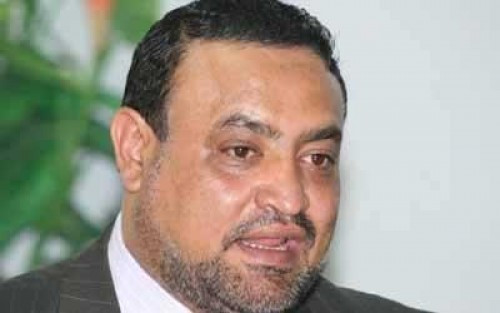 أمين العاصمة يطلع على مسرح جريمة استهداف العدوان لأسرتين بمنطقة حدة