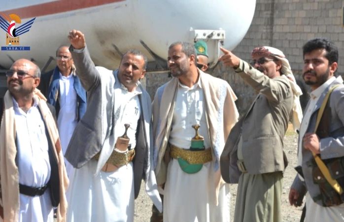 نائب وزير النفط ووكيل محافظة تعز يطلّعان على الوضع التمويني لمادة الغاز في خدير